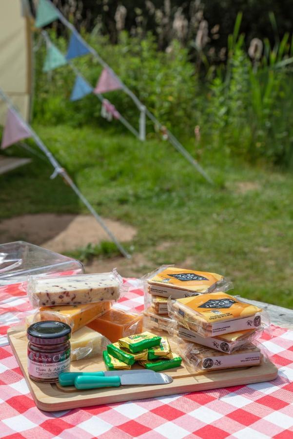 Hotel Lloyds Meadow Glamping à Chester Extérieur photo