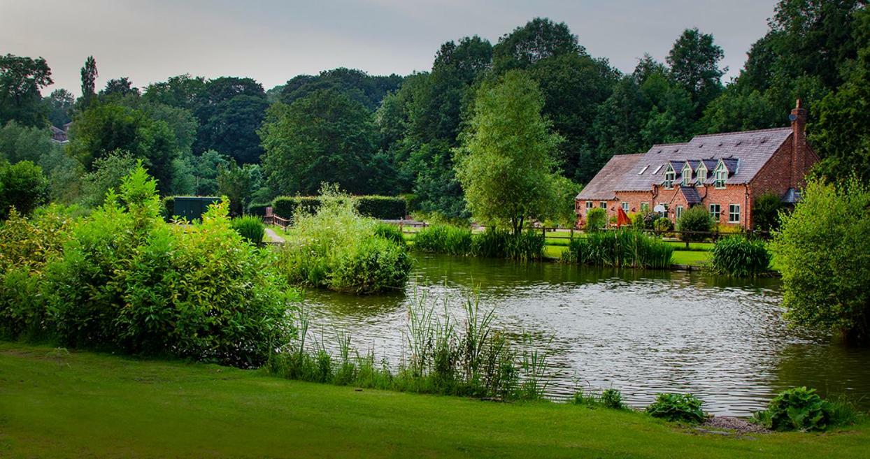 Hotel Lloyds Meadow Glamping à Chester Extérieur photo